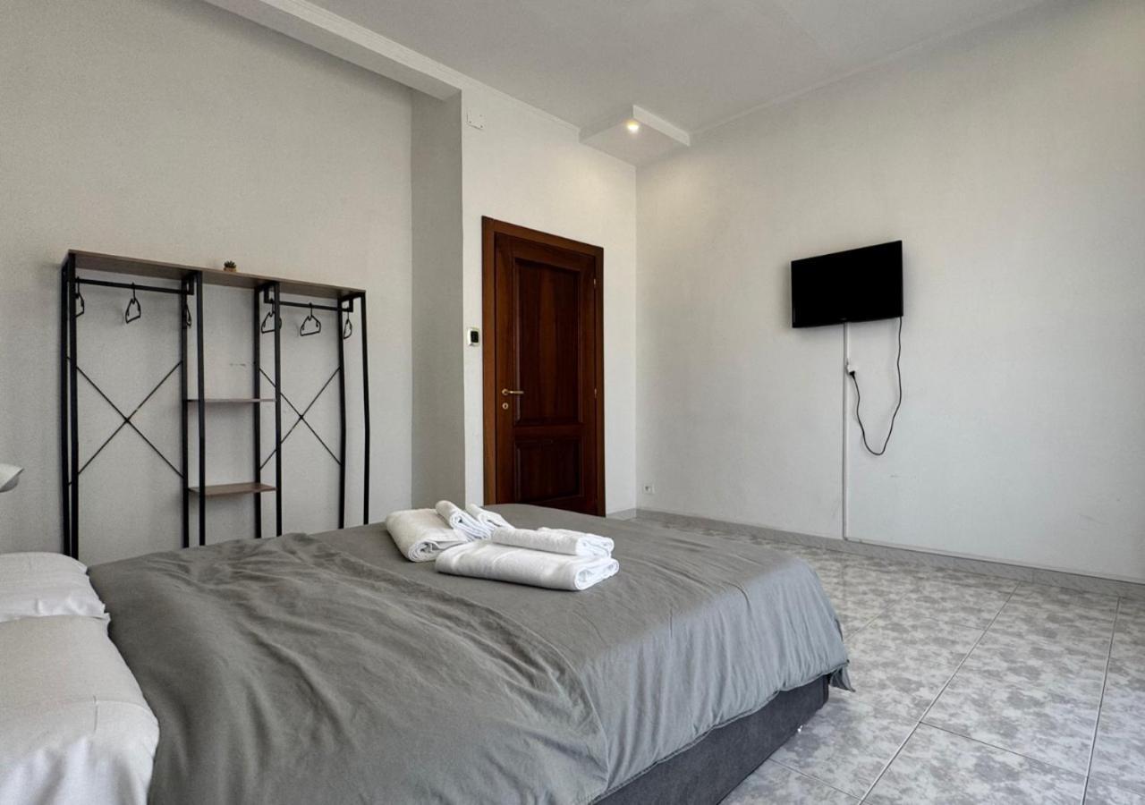 Corso Novara - 8 Posti Letto E Self Check-In Vicino La Stazione Centrale Di Napoli Bagian luar foto